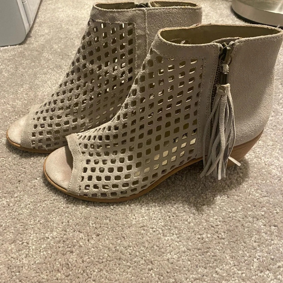 Matisse Indie Bone Gray/White Suede Leather Cutout Ankle Booties - Picture 12 of 14